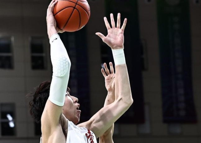 太阳城娱乐_防守强度升级限制外线发挥